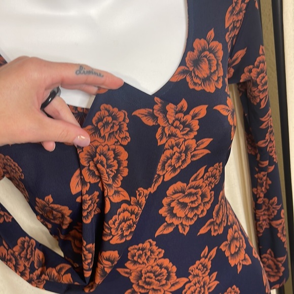 LIKE NEW! FOREVER 21 NAVY BLUE & DARK ORANGE FLORAL BODYCON DRESS SIZE SMALL - Picture 5 of 9